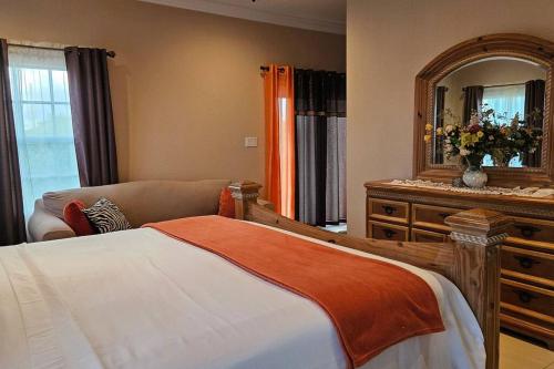 a bedroom with a bed and a dresser and a mirror at Casa de Bells 1 in Prospect Park