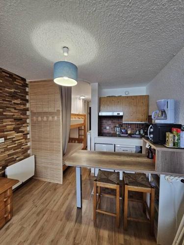 une cuisine avec une table et une salle à manger dans l'établissement studio plein SUD été comme hiver, aux Carroz d'Arâches