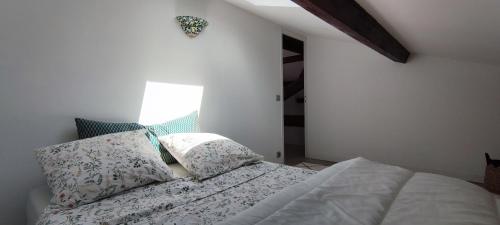 une chambre avec un lit avec des oreillers dessus dans l'établissement L'Atelier 107, à Marseille