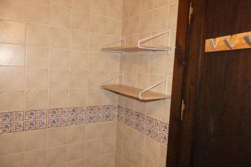 Un baño con ducha con estantes. en Appartement entier avec parking privé AP4 Saidia, en Charaba