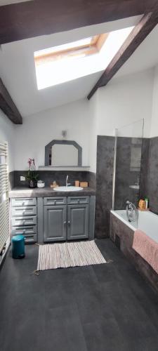 une salle de bain avec un lavabo et une baignoire dans l'établissement L'Atelier 107, à Marseille