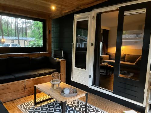 Χώρος καθιστικού στο Chalet bosrijk Midden in de natuur-eten&drinken-activiteiten-ontspanning-en nog veel meer