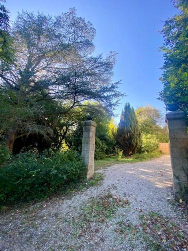 Κήπος έξω από το Les Fayes House