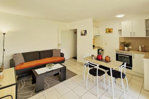 un salon avec un canapé et une table dans l'établissement Votre cocon avec baignoire et Wifi à 15 min à pied du centre d'Amiens, à Amiens