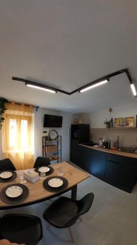 a room with a table and chairs and a kitchen at Casa nel centro storico in San Gimignano