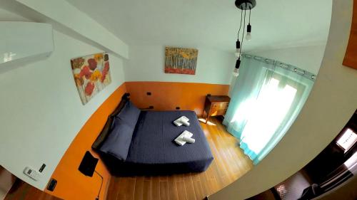 an overhead view of a bedroom with a bed and a window at Casa nel centro storico in San Gimignano