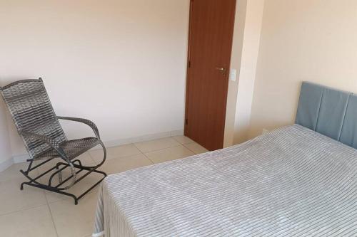 Katil atau katil-katil dalam bilik di Apartamento com varanda no centro de Aperibé