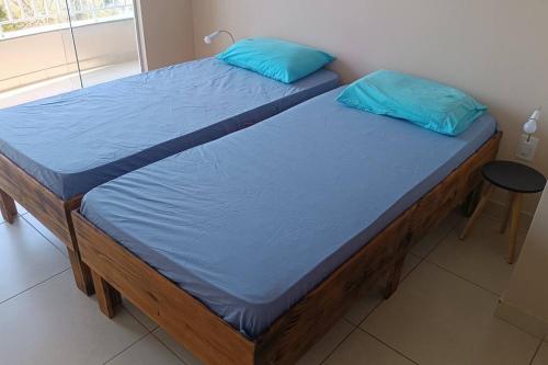Katil atau katil-katil dalam bilik di Apartamento com varanda no centro de Aperibé