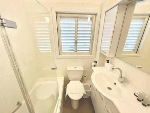 Ένα μπάνιο στο Urban Oasis Apartments l Prime Location Tel Aviv l By Bookiz