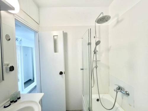 Ένα μπάνιο στο Urban Oasis Apartments l Prime Location Tel Aviv l By Bookiz