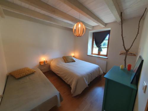 une chambre avec un lit, une fenêtre et une table dans l'établissement Au Tilleul, à Crozet