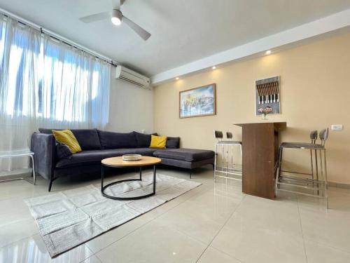 Χώρος καθιστικού στο Urban Oasis Apartments l Prime Location Tel Aviv l By Bookiz