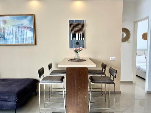Χώρος καθιστικού στο Urban Oasis Apartments l Prime Location Tel Aviv l By Bookiz