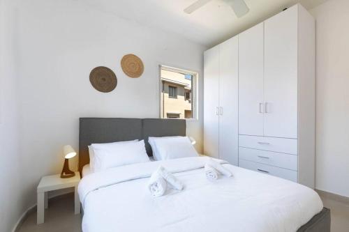 Ένα ή περισσότερα κρεβάτια σε δωμάτιο στο Urban Oasis Apartments l Prime Location Tel Aviv l By Bookiz