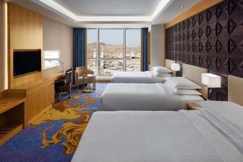 Postel nebo postele na pokoji v ubytování Sheraton Makkah Jabal Al Kaaba Hotel