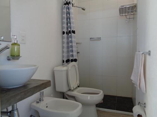 un bagno con un water e un lavandino di Acacias Apartamento D a Punta Del Diablo