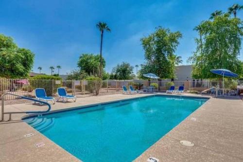 Πισίνα στο ή κοντά στο Spacious Townhome Near Old Town with Pool