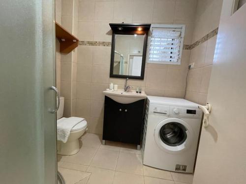Ένα μπάνιο στο Urban Oasis Apartments l Prime Location Tel Aviv l By Bookiz