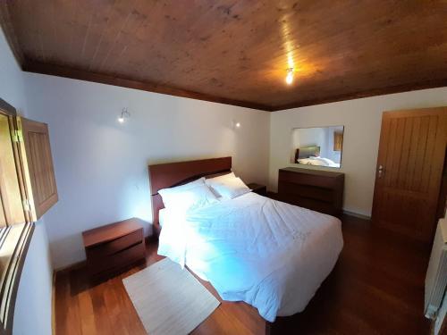 Giường trong phòng chung tại Abrigo do verao Maison près du lac