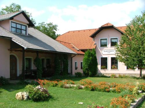 una casa con giardino di fronte di Tourist Farm Pri Martinovih a Krška Vas