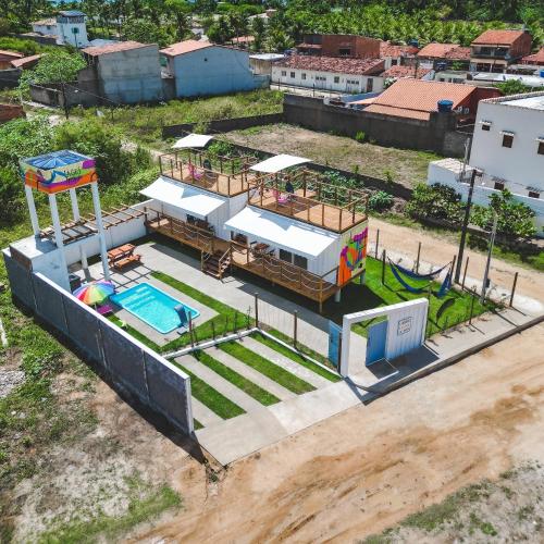 an aerial view of a house with a swimming pool at Lages in Box - Casa por temporada na Rota dos Milagres - Porto de Pedras in Tatuamunha