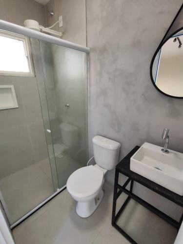 a bathroom with a toilet and a shower and a sink at Lages in Box - Casa por temporada na Rota dos Milagres - Porto de Pedras in Tatuamunha