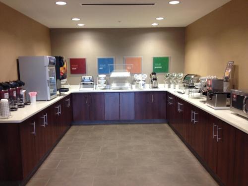 a large room with aasteryasteryasteryasteryasteryasteryasteryasteryasteryasteryastery at Comfort Suites-Youngstown North in Youngstown