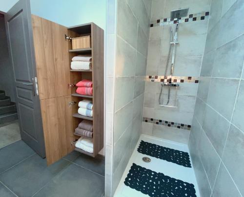 une salle de bain avec douche et douche à l'italienne dans l'établissement Can FRANCES - Parking-Garage-2 jardins-Terrasse-BRASERO-MER-Wifi, à Villelongue-de-la-Salanque