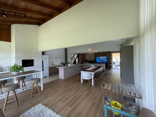 BlinhaにあるCasa de Campo em Presidente Nereu - SCのテーブルと椅子のあるキッチンとリビングルーム