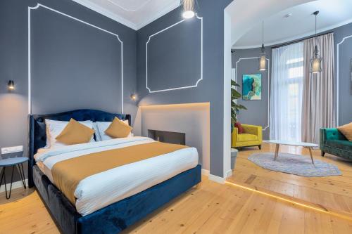 Postel nebo postele na pokoji v ubytování Blue Balcony Hotel