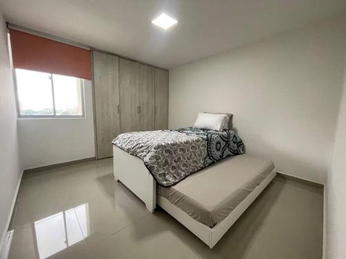 une petite chambre avec un lit et une fenêtre dans l'établissement Confort en el norte de la ciudad, à Ciudad Jardín