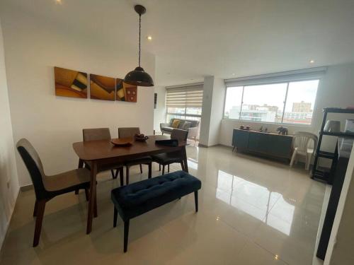 - une table à manger et des chaises dans le salon dans l'établissement Confort en el norte de la ciudad, à Ciudad Jardín