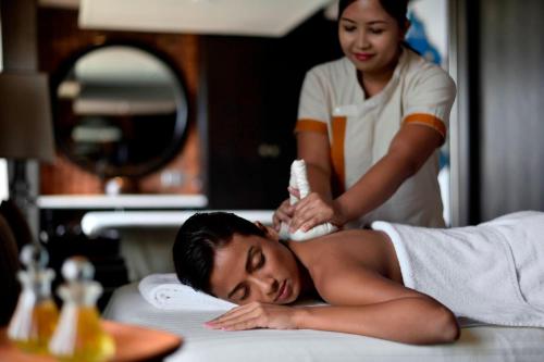 a woman getting her hair washed in a hotel room at Weligama Bay Marriott Resort & Spa in Weligama