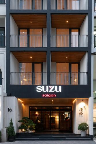 ホーチミン・シティにあるSuzu Saigon - A Boutique Hotelの目の前にすずき看板が立つ建物