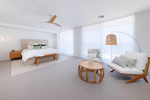 una camera da letto con un letto, un divano e un tavolo di Luxury Lake House a Yarrawonga