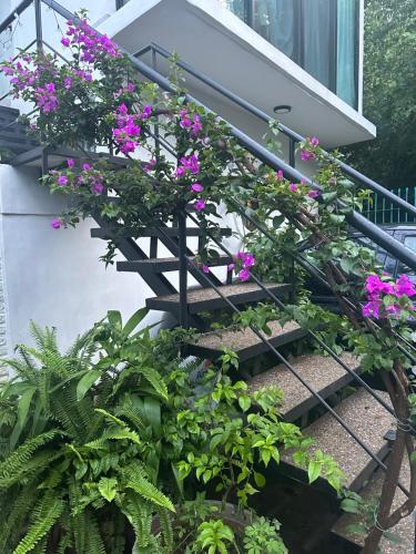 プエルト・バジャルタにあるLoft Ríoの紫の花を飾った階段