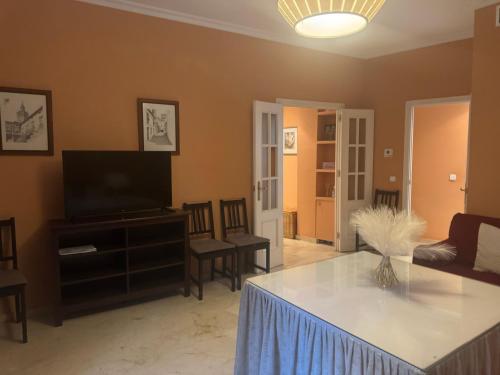 CÉNTRICO y AMPLIO APARTAMENTO con todas las comodidades