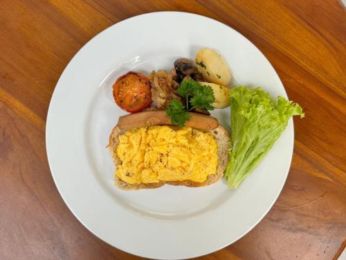 ウブドにあるUbud Gata Guest Houseの卵野菜盛り合わせ