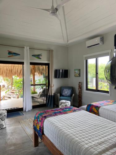 sypialnia z dwoma łóżkami, kanapą i oknem w obiekcie Casa Cava Bed & Breakfast w mieście San Pedro