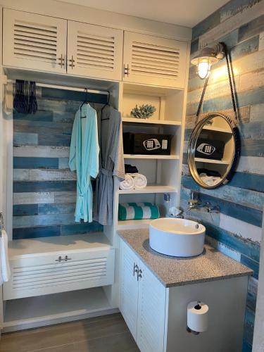 łazienka z umywalką i lustrem w obiekcie Casa Cava Bed & Breakfast w mieście San Pedro