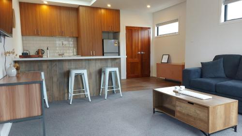 Dapur atau dapur kecil di Sleek Suite By The Sand 1-bedroom