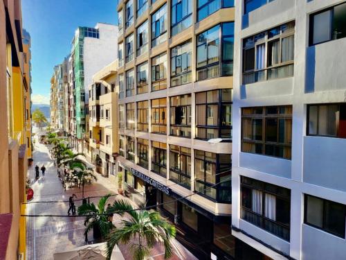 New 2 Bedrooms Gold flat at Las Canteras beach with balcony and Free Parking