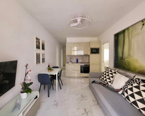 New 2 Bedrooms Gold flat at Las Canteras beach with balcony and Free Parking