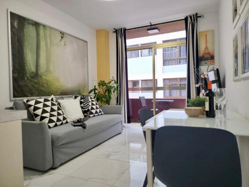 New 2 Bedrooms Gold flat at Las Canteras beach with balcony and Free Parking