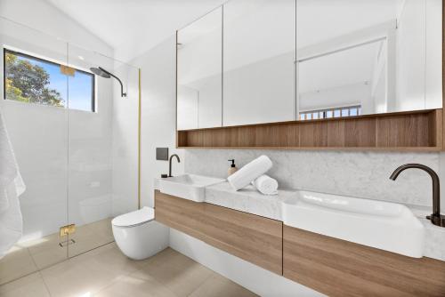 Ένα μπάνιο στο Beach Luxury On The Park - Brand New 2 bedroom 3 Bathroom Carport Shops 100m Beach 500m Aircon Heating Gas fireplace WIFI