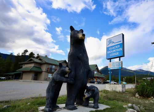 a statue of two black bears with two cubs at Glacier Mountain Lodge in Blue River