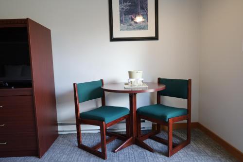 a small table with two chairs and a table with a lamp at Glacier Mountain Lodge in Blue River