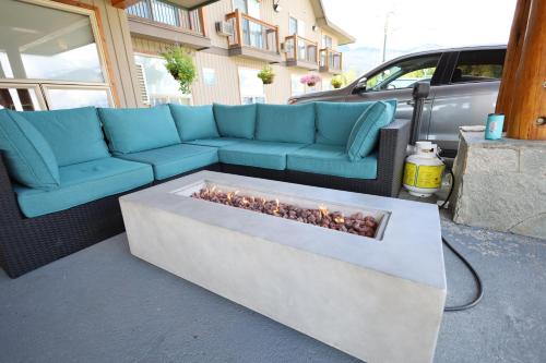 a blue couch and a fire pit in a yard at Glacier Mountain Lodge in Blue River
