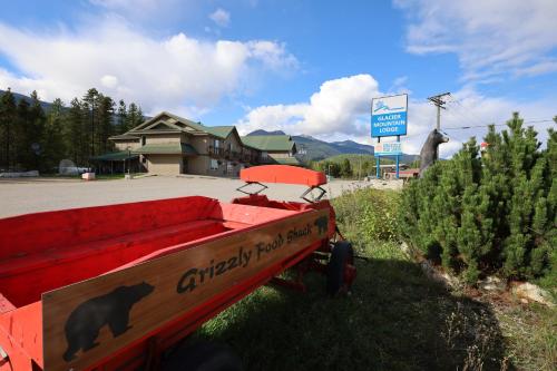 a red truck with a black cat on the back at Glacier Mountain Lodge in Blue River