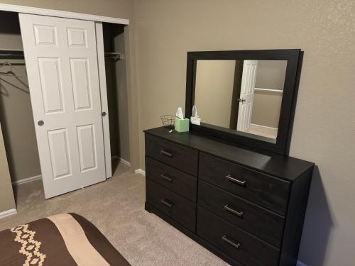オーロラにあるHumble Homeのベッドルーム(黒いドレッサー、鏡付)